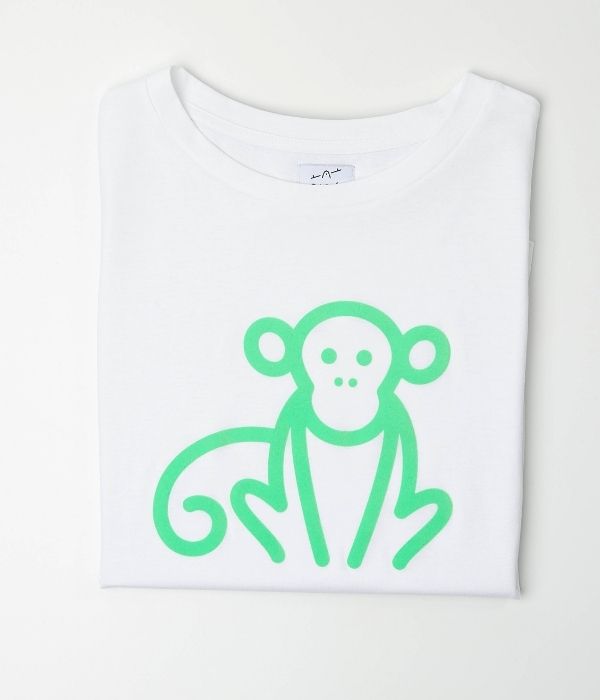 camiseta-blanca-mono-verde