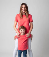 mujer-frente-camiseta-coral-feelconnected-niño-familia-vaquero