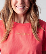 mujer-frente-camiseta-coral-feelconnected