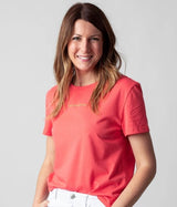 mujer-lado-camiseta-coral-feelconnected