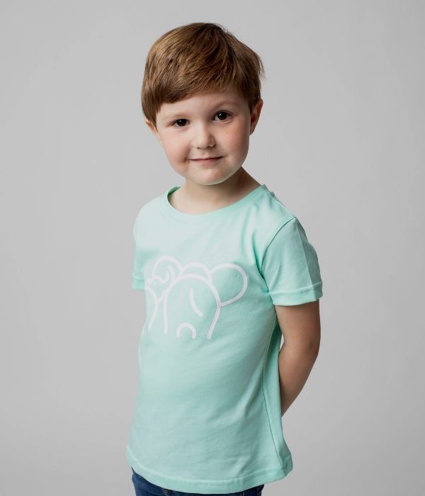 niño-camiseta-azul-elefantes